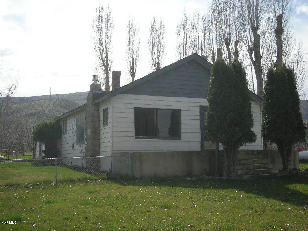 5312 Gamache Road Moxee, WA 98936 - Photo 3 of 15 a backyard of a house with lots of green space