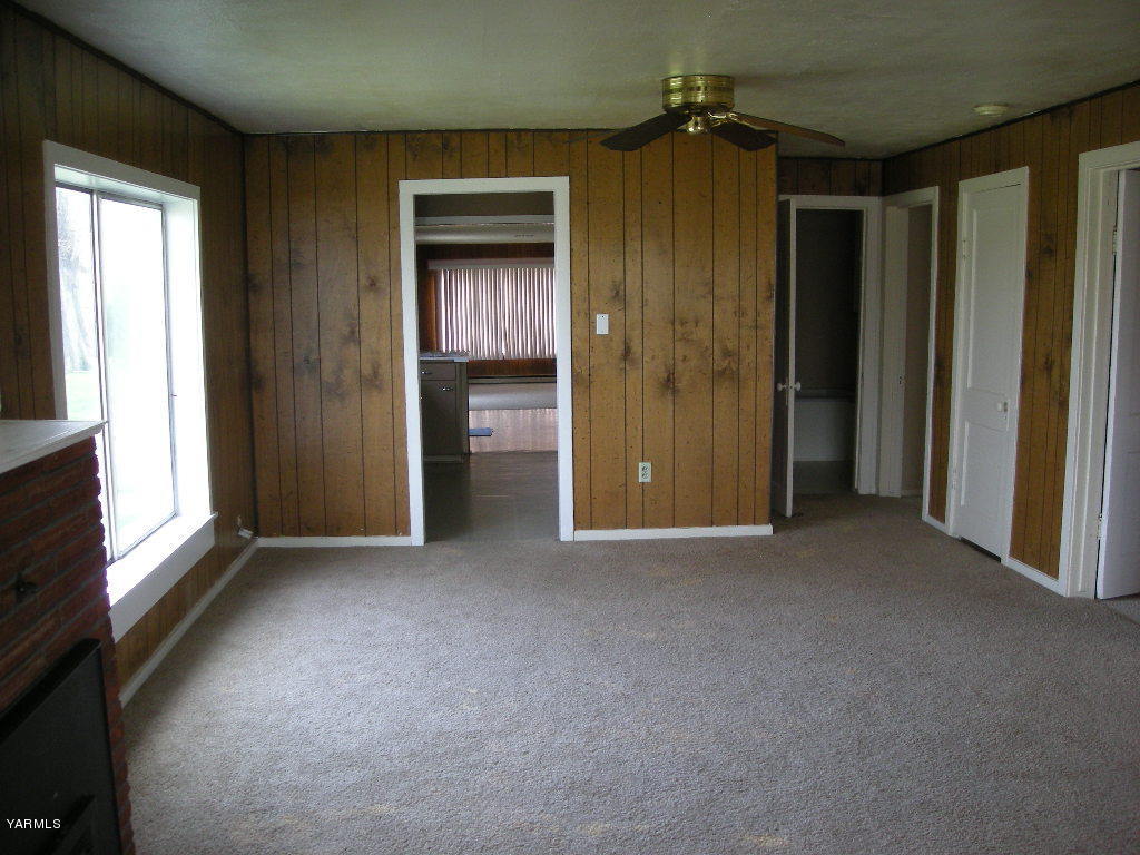 5312 Gamache Road Moxee, WA 98936 - Photo 4 of 15 an empty room with windows and closet