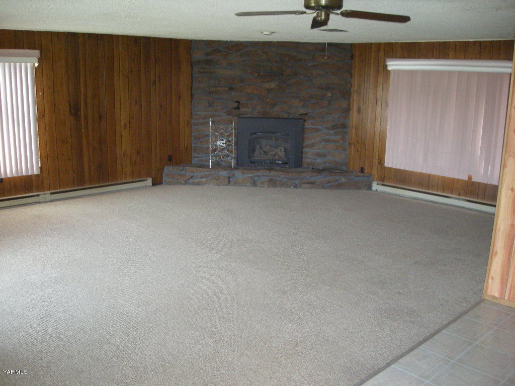 5312 Gamache Road Moxee, WA 98936 - Photo 9 of 15 an empty room with windows