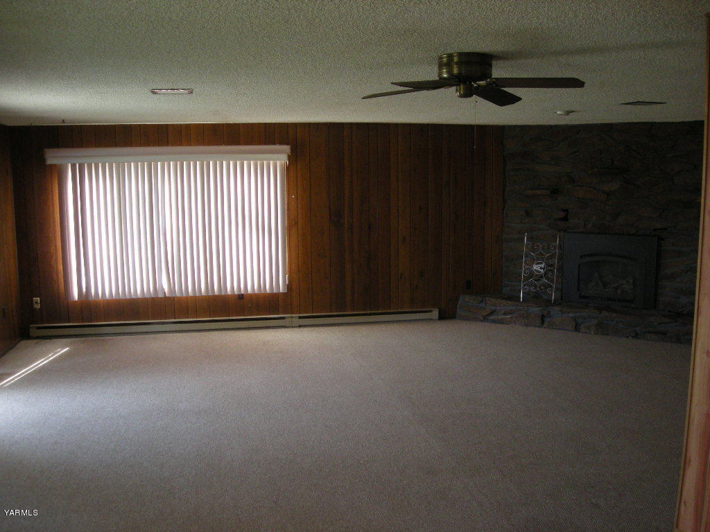 5312 Gamache Road Moxee, WA 98936 - Photo 10 of 15 an empty room with windows