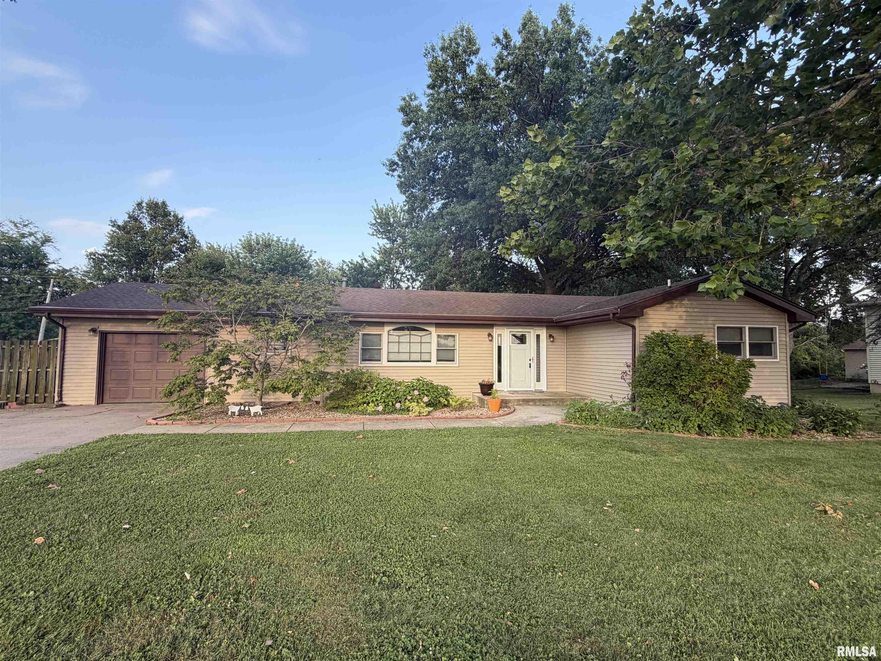 319 Robin Road Macomb, IL 61455 - Photo 1 of 34 Gallery Image 1