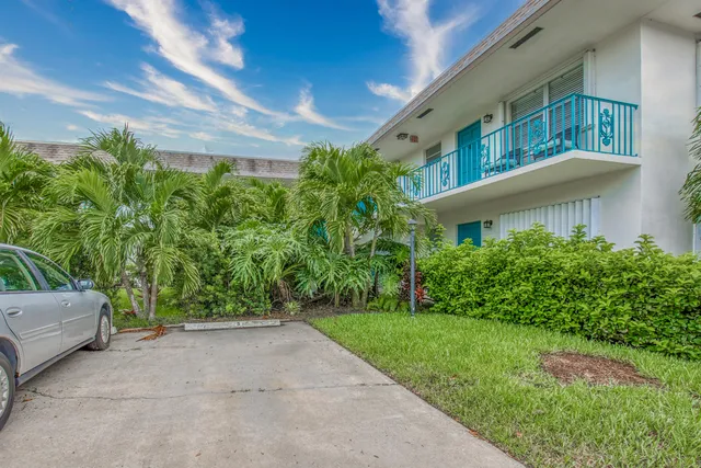 $1,995 | 301 South Lakeside Drive, Unit 7, Lake Worth Beach, FL 33460