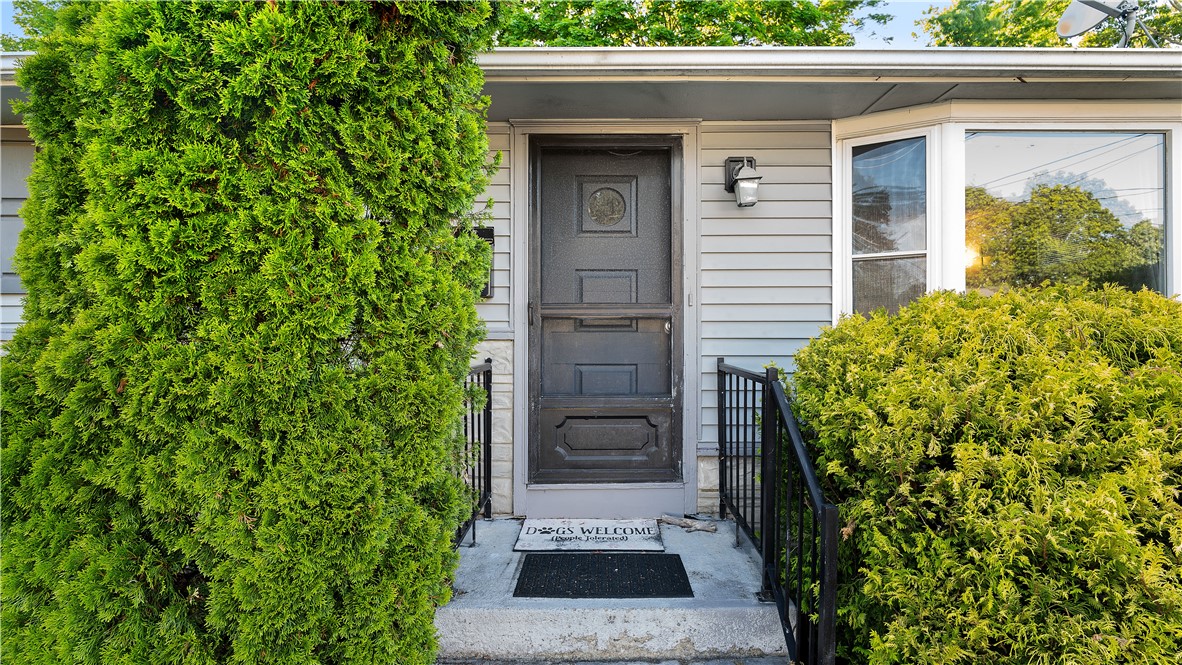 59 Liverpool Street Warwick, RI 02886 - Photo 2 of 29