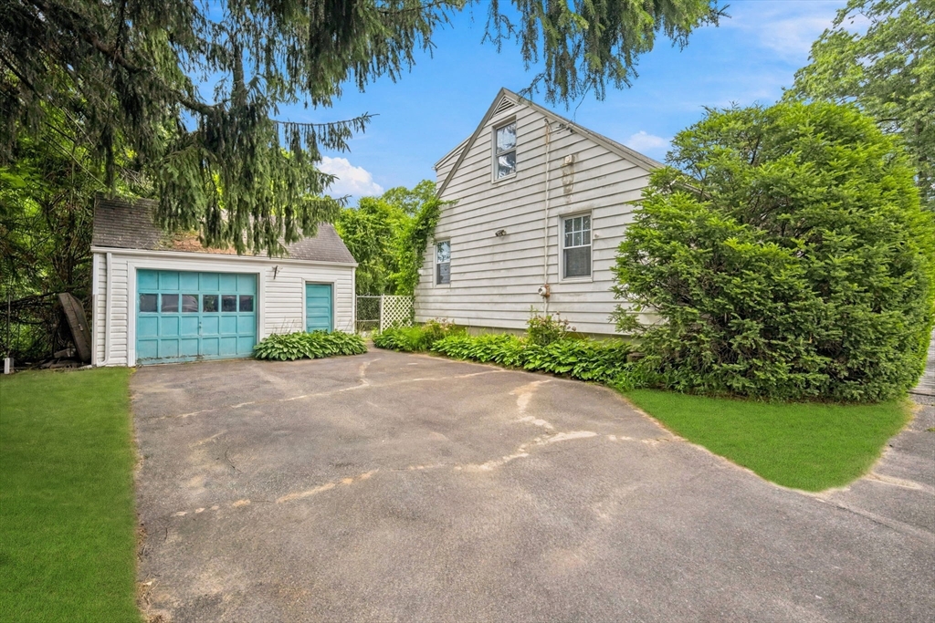 1258 Liberty Street Springfield, MA 01104 - Photo 3 of 32