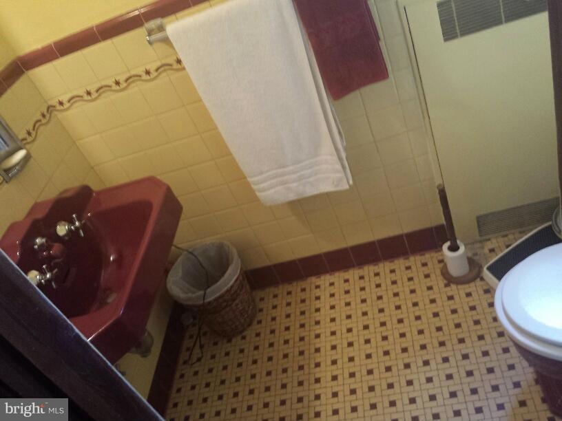 1707 South Arlington Ridge Road Arlington, VA 22202 - Photo 13 of 15 Bath