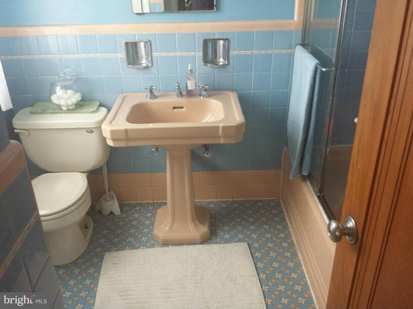 1707 South Arlington Ridge Road Arlington, VA 22202 - Photo 5 of 15 Bath