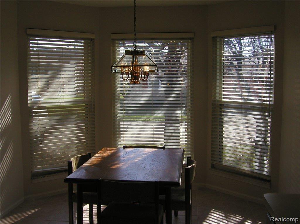 15187 Raphael Terrace Warren, MI 48088 - Photo 4 of 14 Kitchen Dining Area