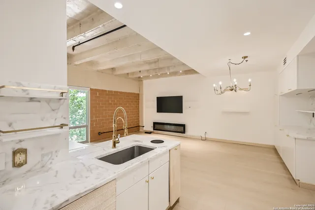 $2,250 | 1115 South Alamo Street, Unit 2402, San Antonio, TX 78210