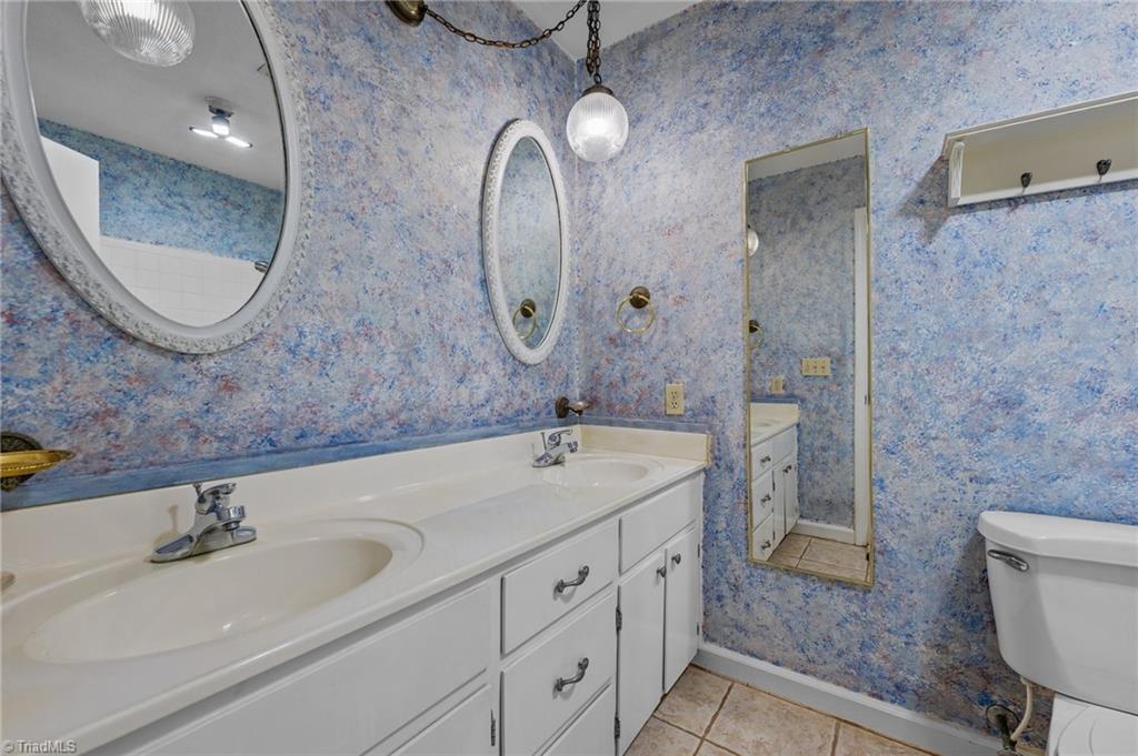 280 Ranch Drive Reidsville, NC 27320 - Photo 17 of 50 Primary Bath