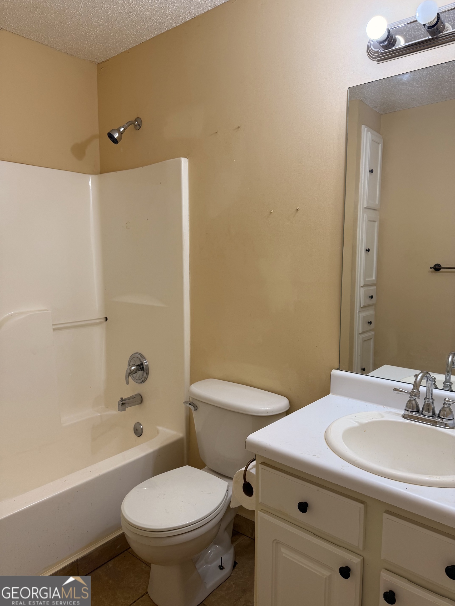 323 Snapping Shoals Road McDonough, GA 30252 - Photo 14 of 20 a bathroom with a sink a toilet and a bathtub