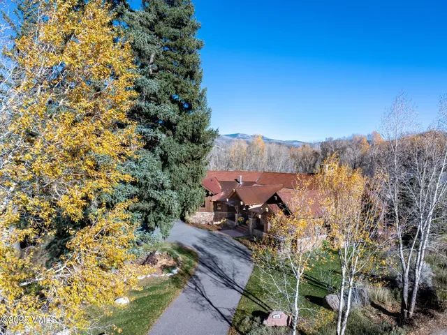 a bench is sitting in the middle of a backyard