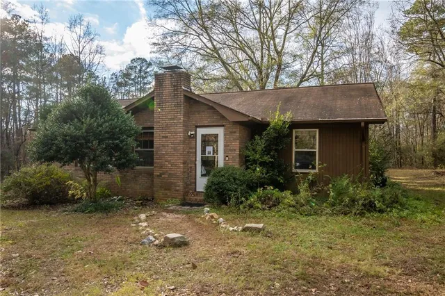 a view of a house with a yard