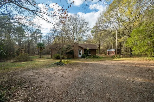 a view of a house with a yard