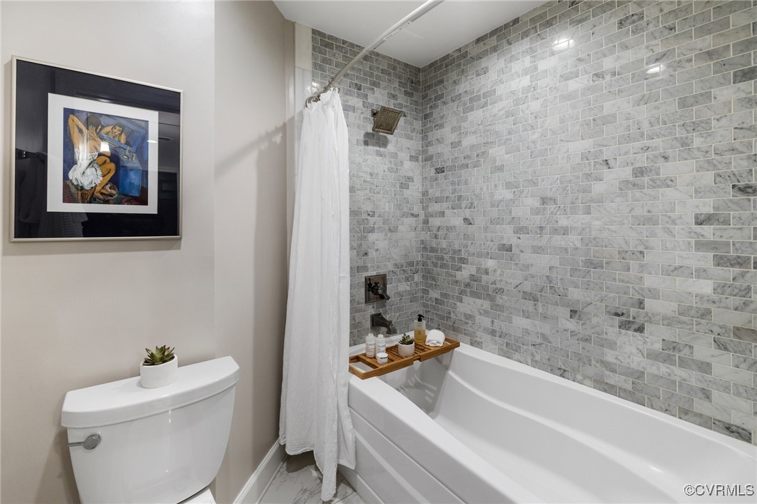 413 Stuart Circle, Unit PLG Richmond, VA 23220 - Photo 15 of 30 Tub and shower with carrera marble tile. surround