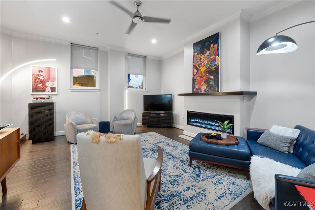 413 Stuart Circle, Unit PLG Richmond, VA 23220 - Photo 7 of 30 Living room view looking towrads center courtyard.