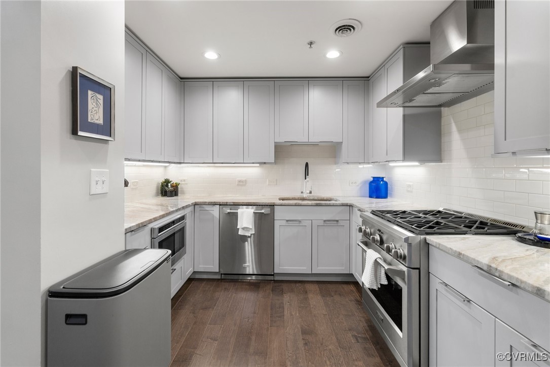 413 Stuart Circle, Unit PLG Richmond, VA 23220 - Photo 8 of 30 Custom kitchen, granite counter-top, gas stove w/