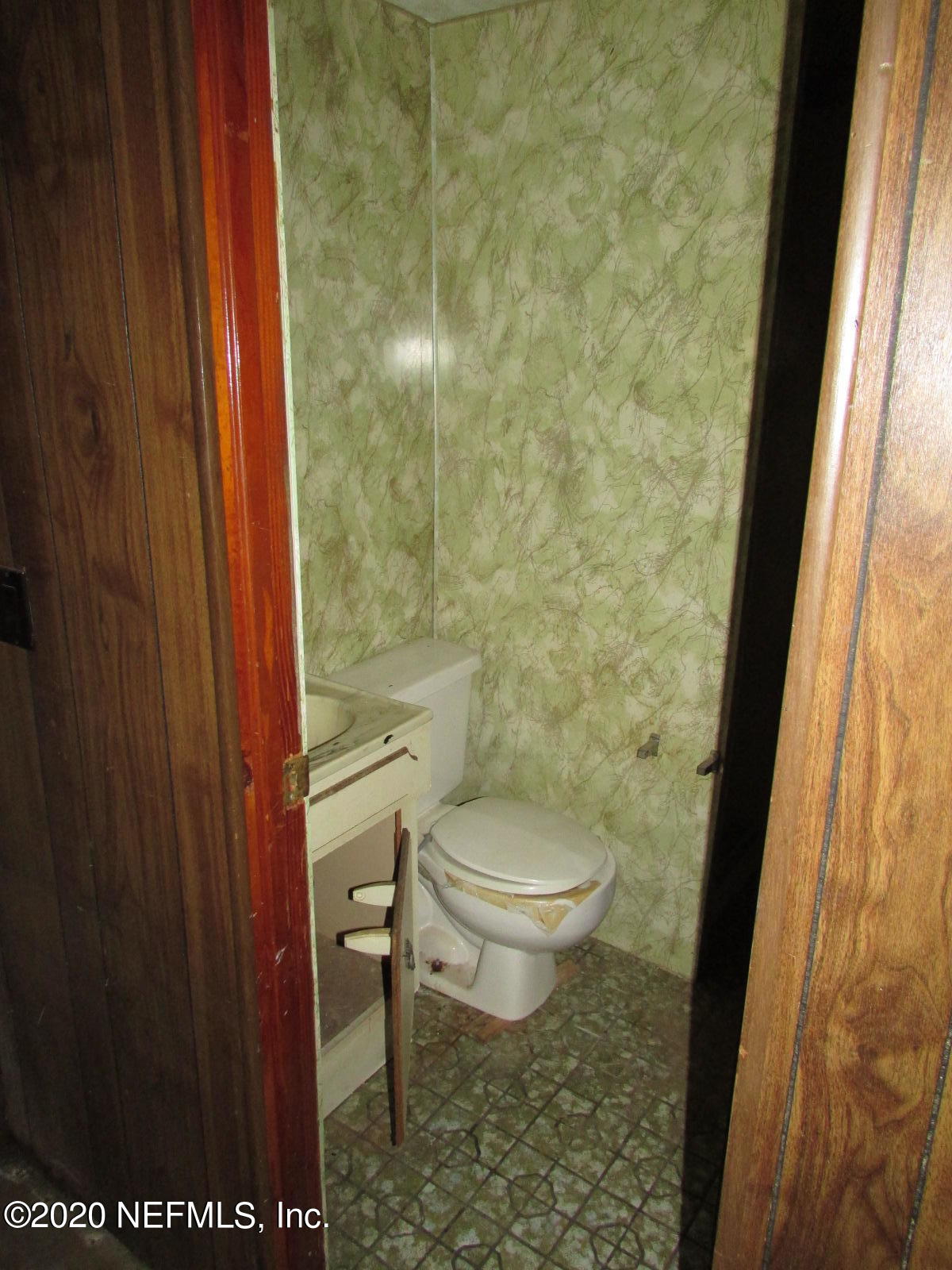 428 Sapelo Road Jacksonville, FL 32216 - Photo 12 of 34 2nd Bathroom
