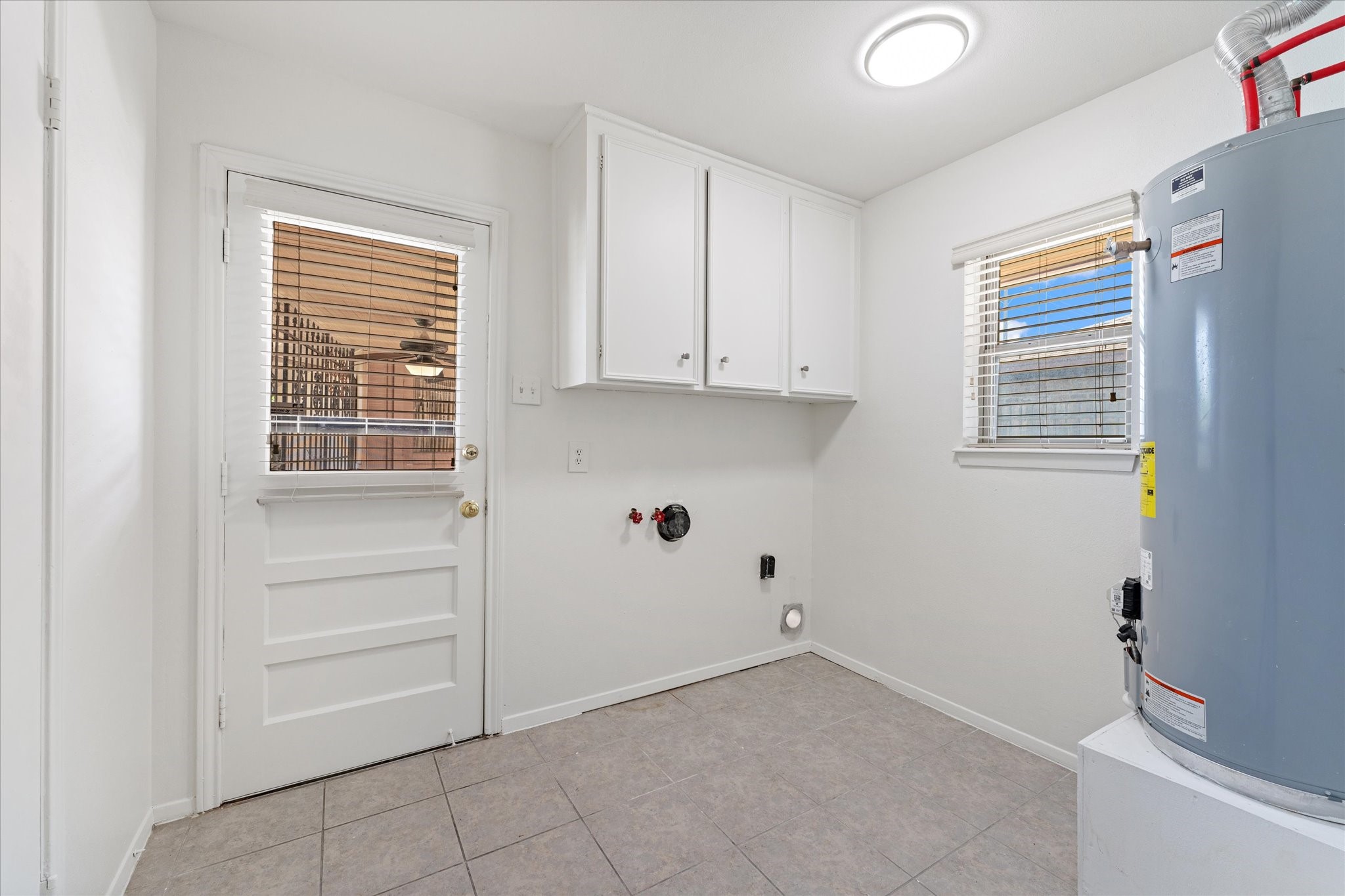 983 West Donovan Street Houston, TX 77091 - Photo 32 of 46 Spacious utility room leading to back yard