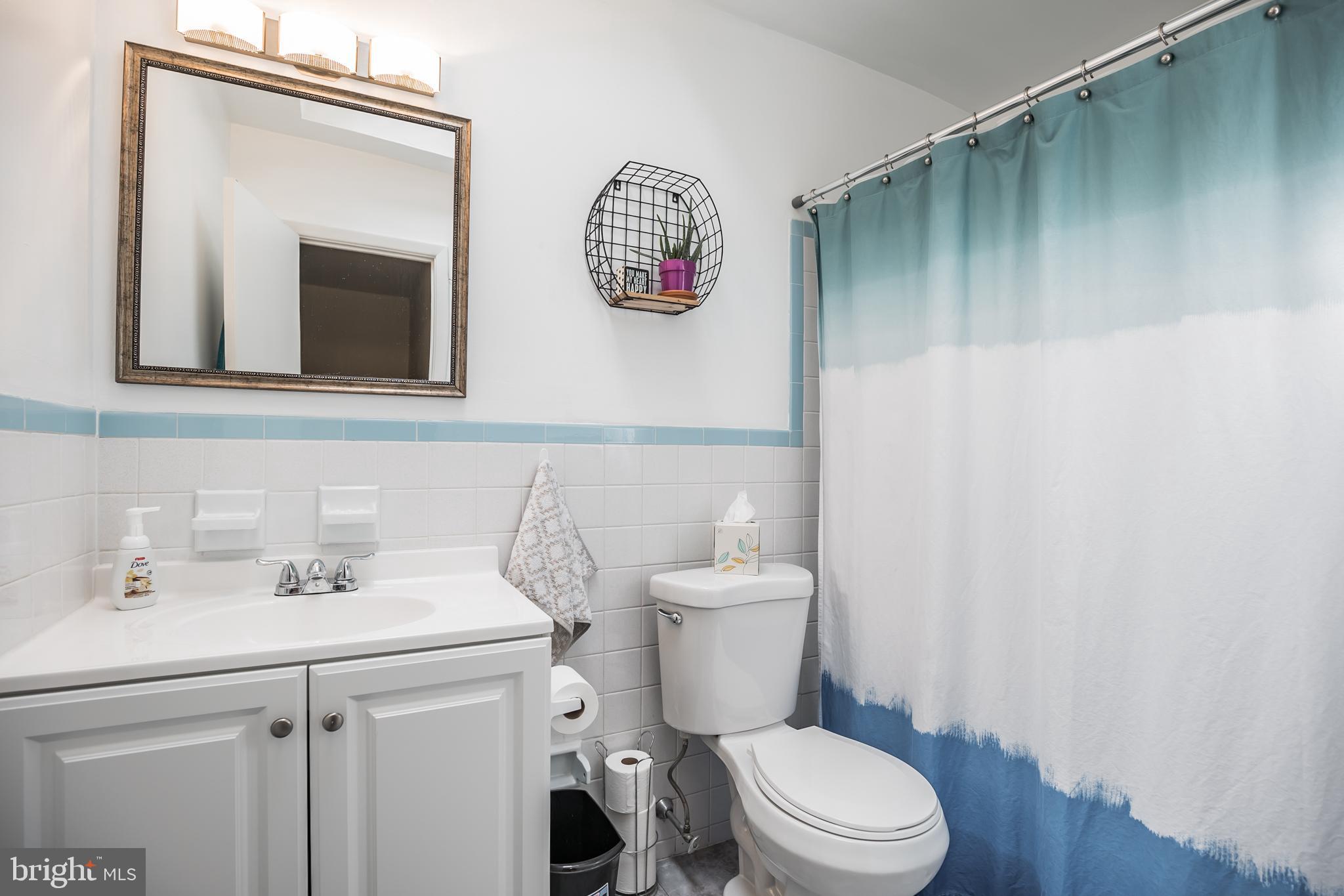 10107 North Canterbury Road Philadelphia, PA 19114 - Photo 22 of 30 Full Bathroom on Upper Floor
