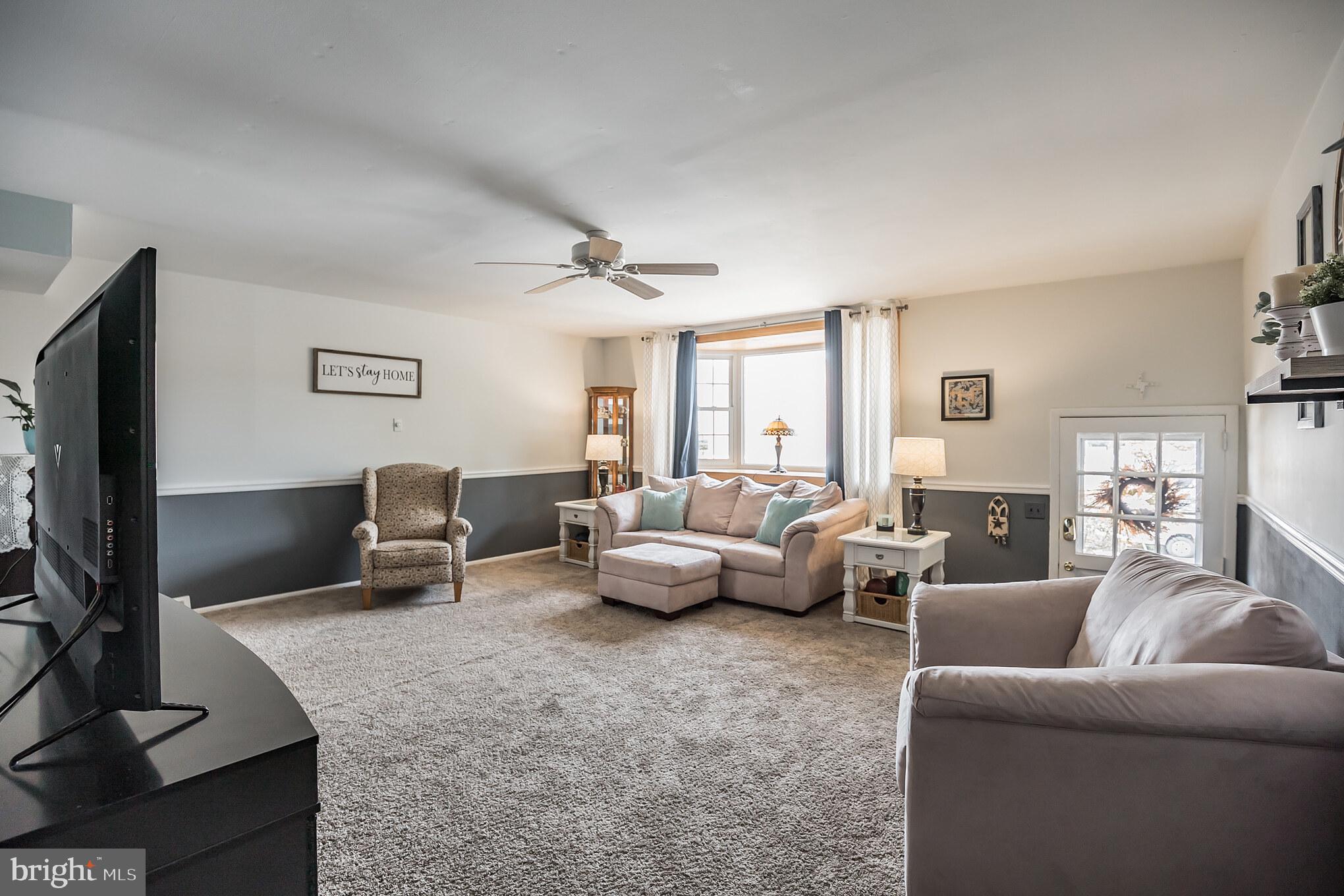 10107 North Canterbury Road Philadelphia, PA 19114 - Photo 6 of 30 Living Room