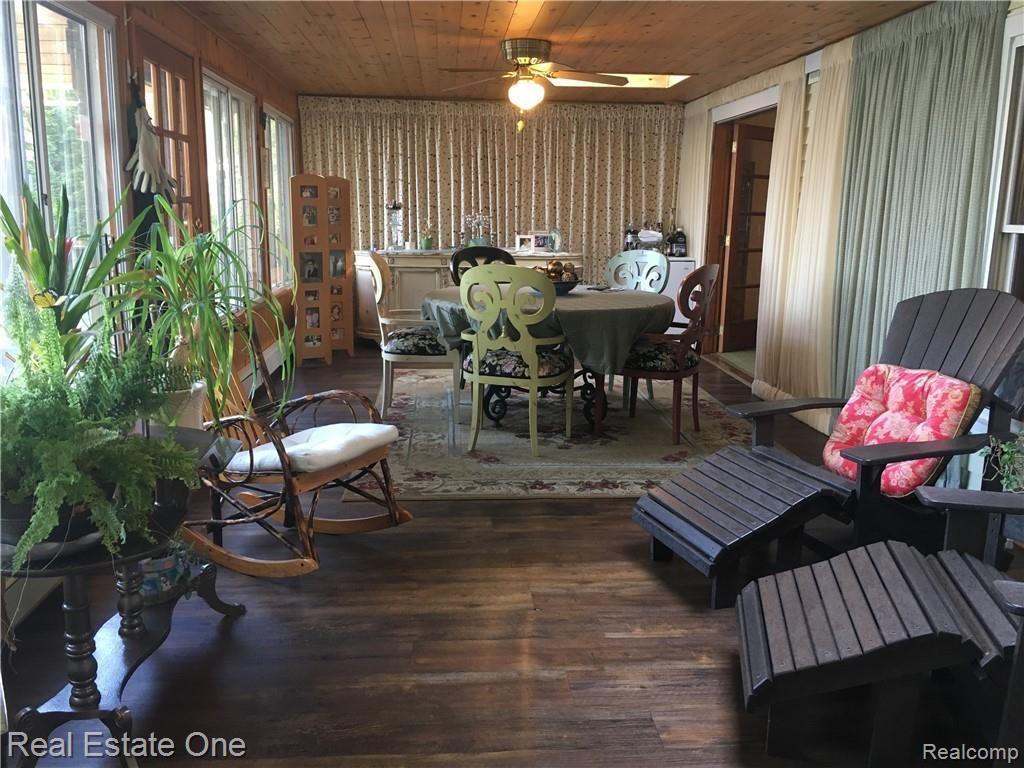 6970 Hatchery Road Waterford, MI 48327 - Photo 24 of 38 Sunroom / diningroom