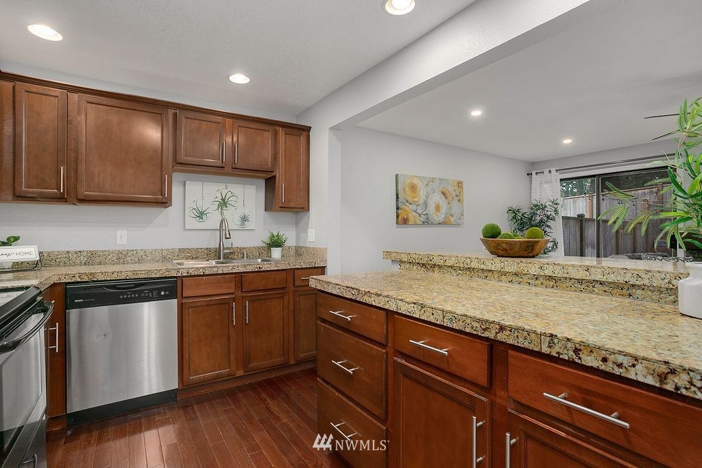 8705 238th Street Southwest, Unit E Edmonds, WA 98026 - Photo 11 of 25 Gallery Image 11