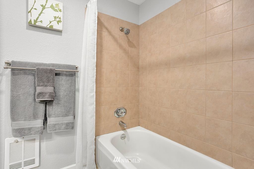 8705 238th Street Southwest, Unit E Edmonds, WA 98026 - Photo 17 of 25 Gallery Image 17