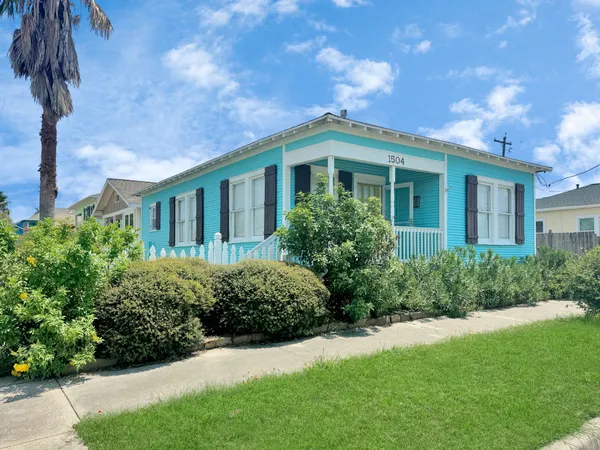 $1,700 | 1504 Christopher Columbus Boulevard, Galveston, TX 77550
