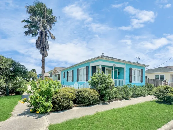 $1,700 | 1504 Christopher Columbus Boulevard, Galveston, TX 77550