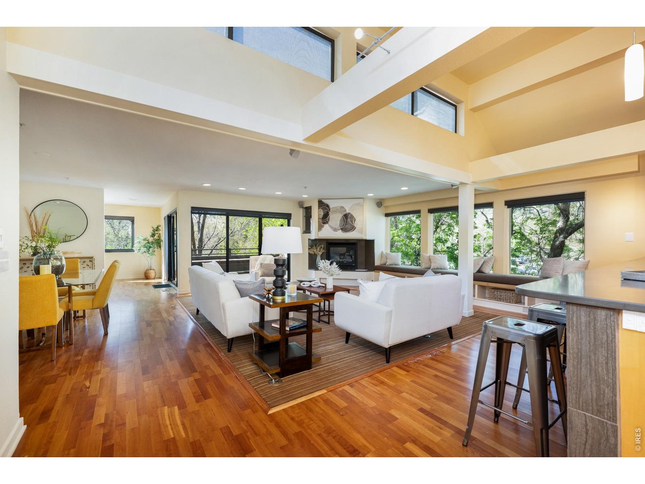 Stunning Mountain Views, Walls of natural light