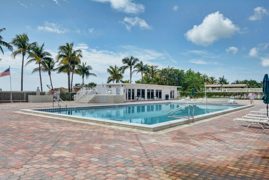 5005 Collins Avenue, Unit PH6 Miami Beach, FL 33140 - Photo 19 of 34 a view of a backyard