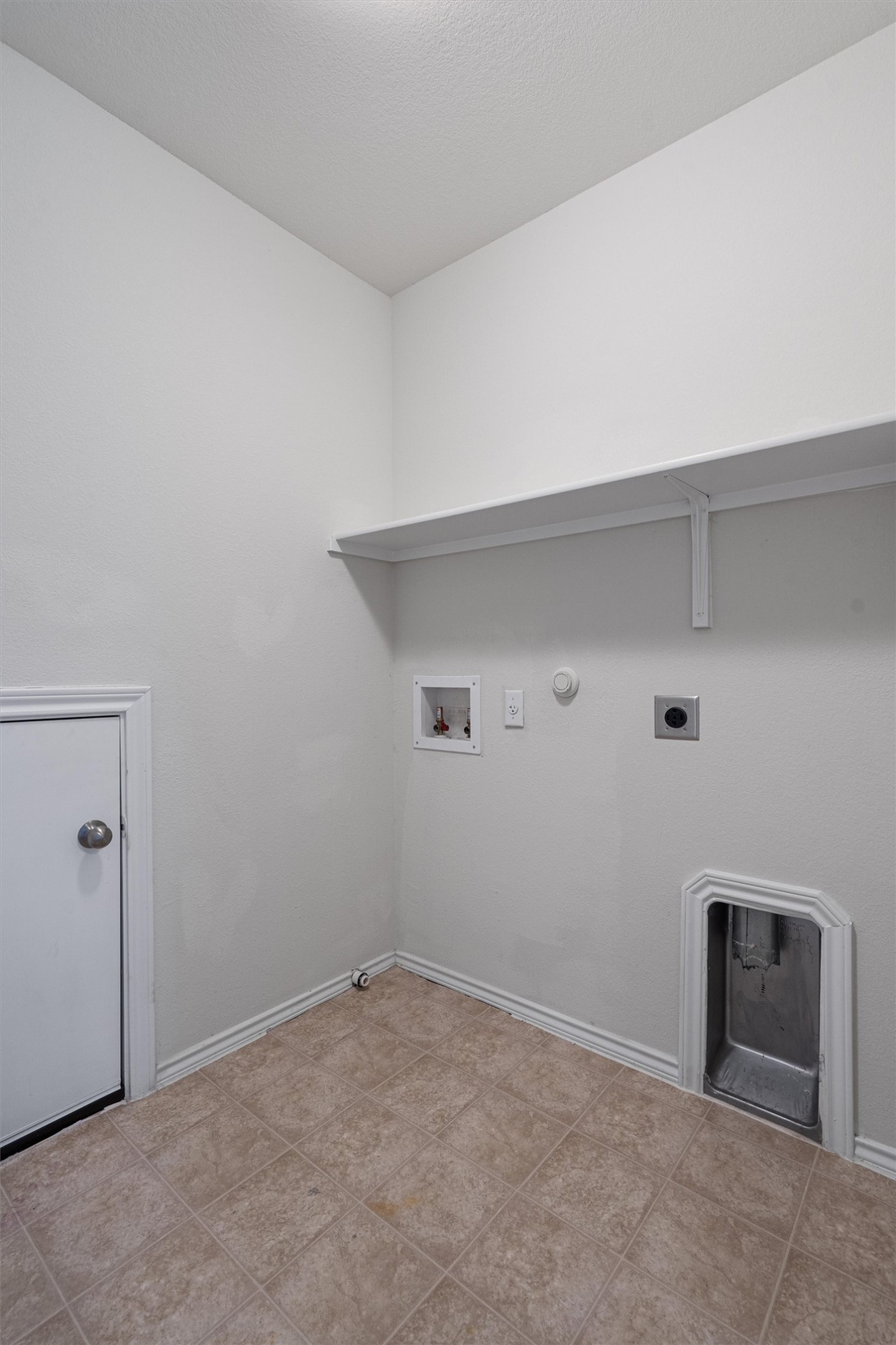 146 Russet Trail Georgetown, TX 78628 - Photo 31 of 37 a room with a door and a white door