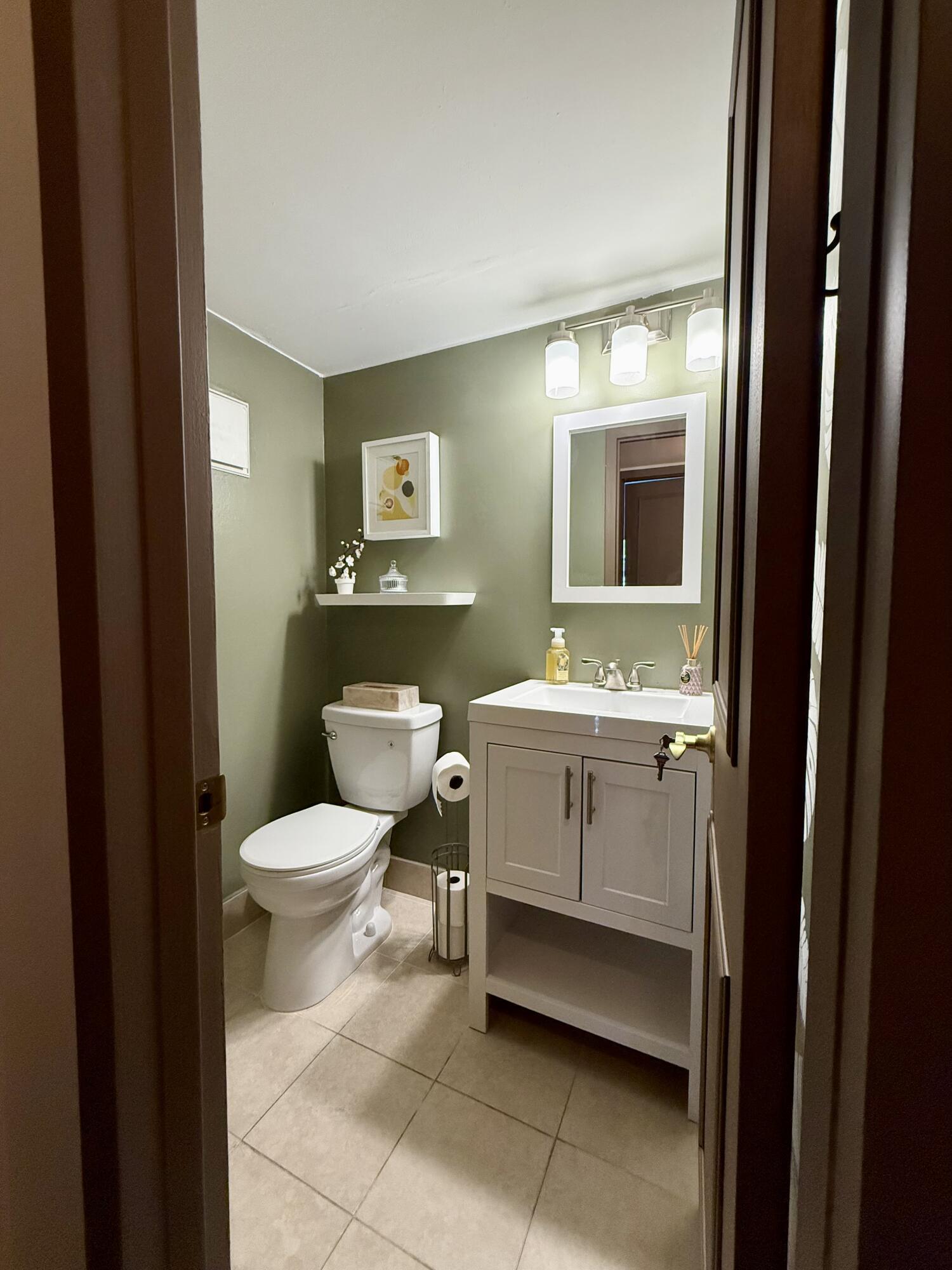 402 Brighton J, Unit J Boca Raton, FL 33434 - Photo 28 of 35 Half Bathroom