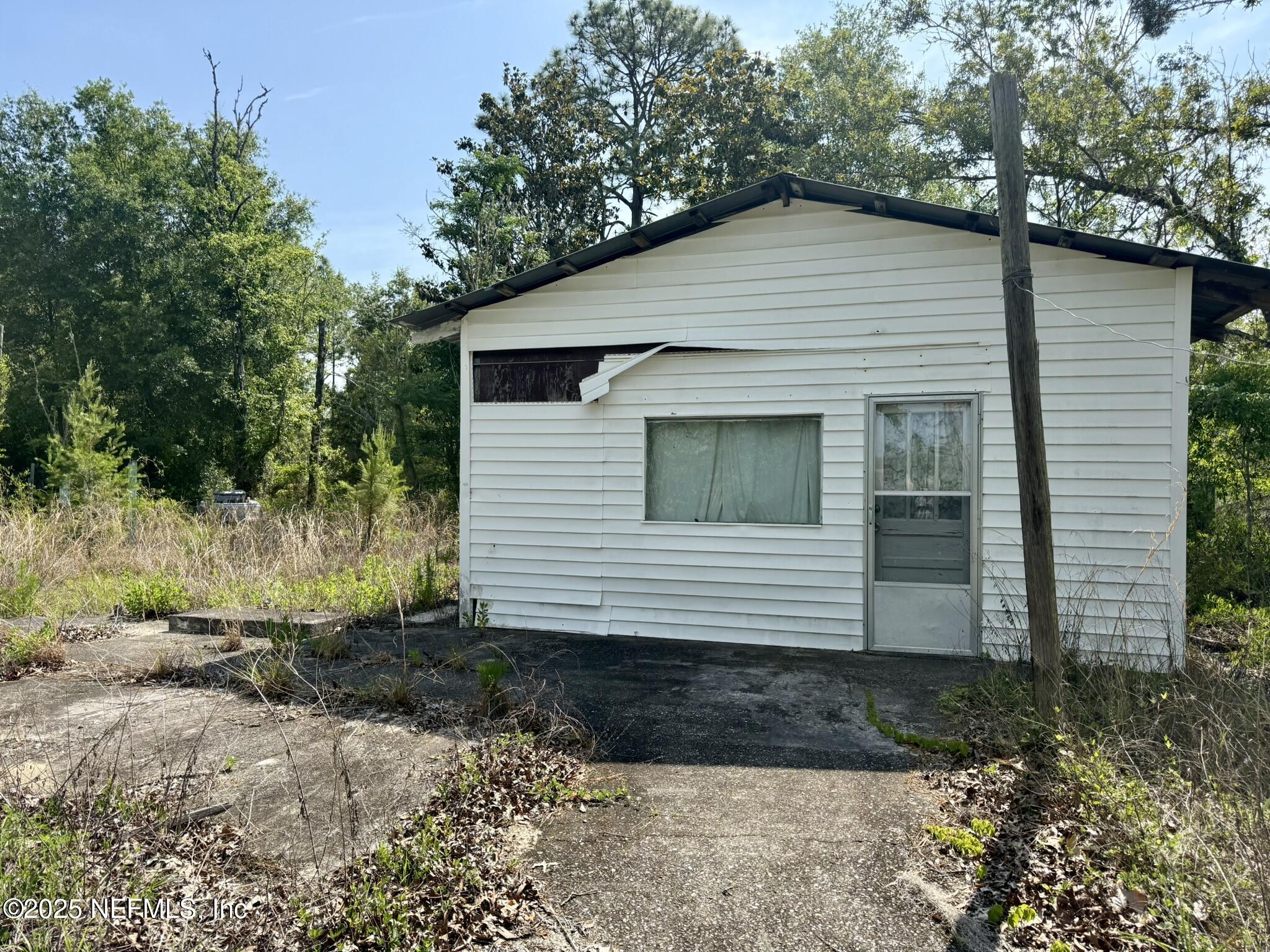 116 Palm Drive Interlachen, FL 32148 - Photo 3 of 6 a view of a house with a yard