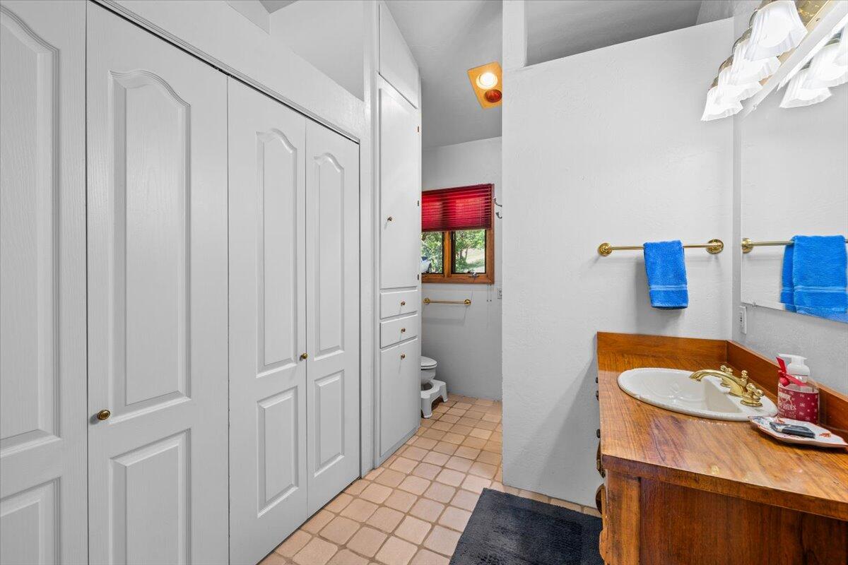 7388 Upper Applegate Road Jacksonville, OR 97530 - Photo 21 of 57 Upstairs bathroom