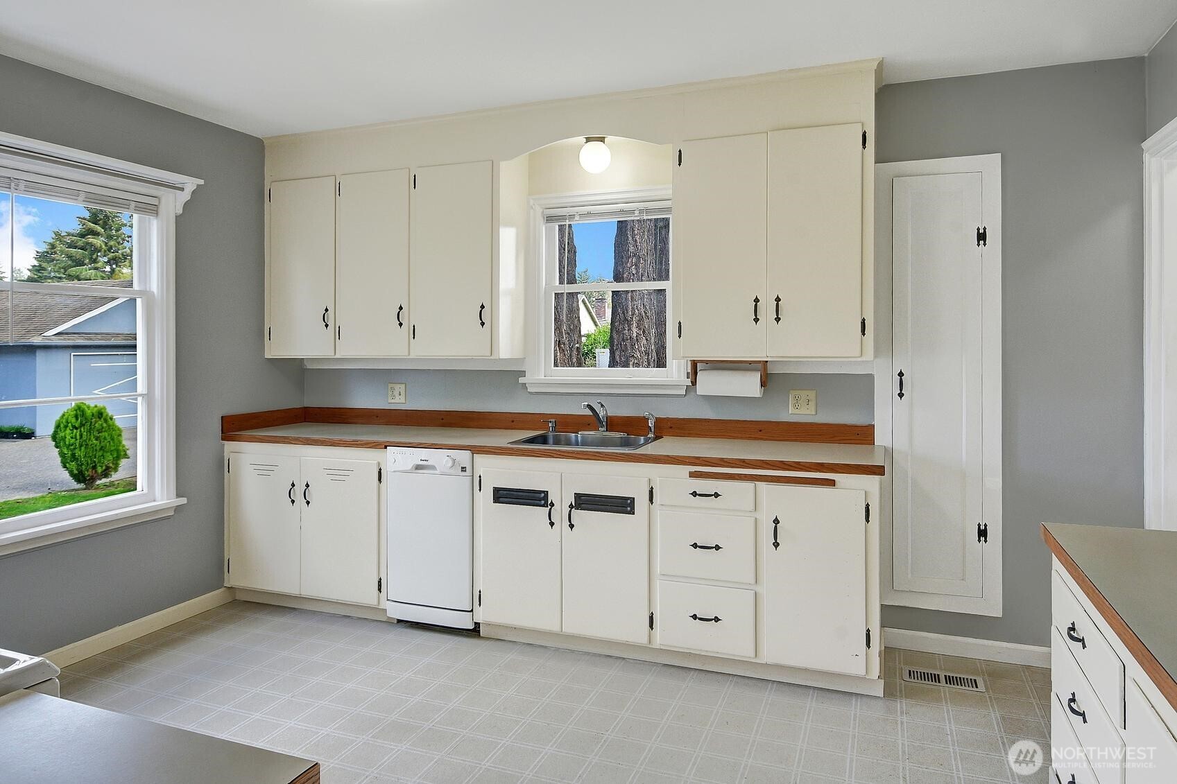 19330 20th Avenue Northwest Shoreline, WA 98177 - Photo 5 of 18