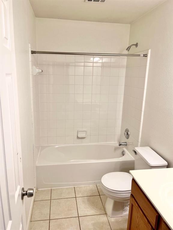 2409 Romeo Drive Cedar Park, TX 78613 - Photo 17 of 22 a bathroom with a toilet a sink and a bathtub