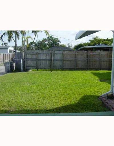 2005 North 31st Road Hollywood, FL 33021 - Photo 3 of 7 Exterior Back