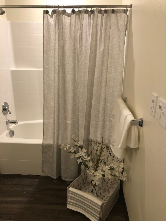 200 East 10th Street Gilroy, CA 95020 - Photo 13 of 14 a bathroom with a sink and a bathtub