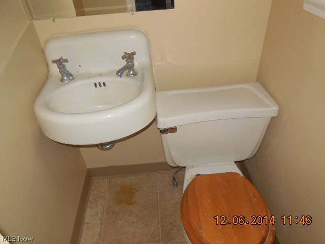 3557 Radcliffe Road Cleveland, OH 44121 - Photo 8 of 9