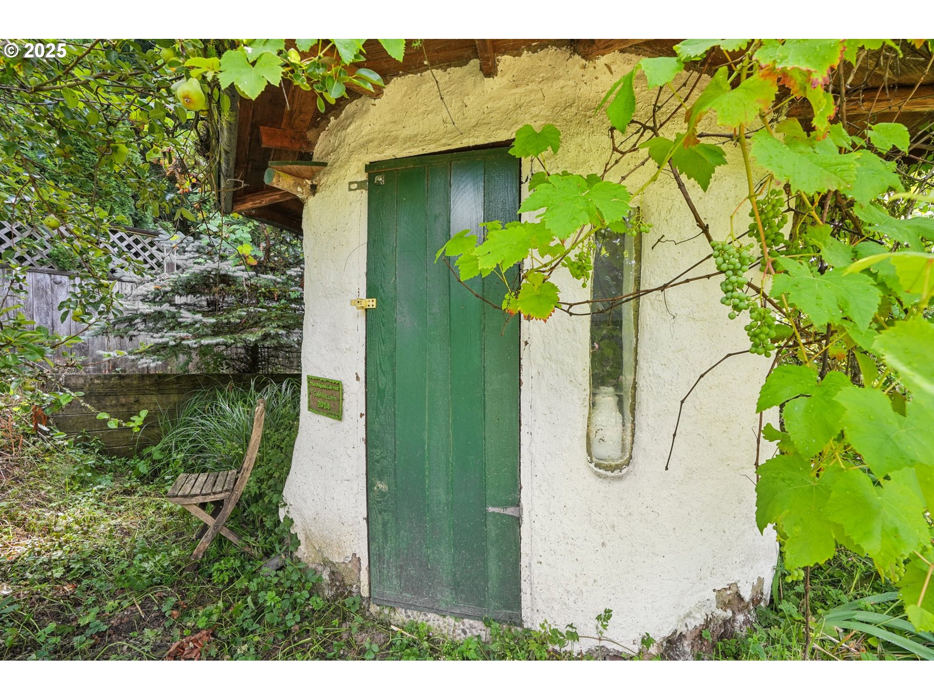 9281 Southwest Boones Ferry Road Portland, OR 97219 - Photo 23 of 27 a picture of a yard