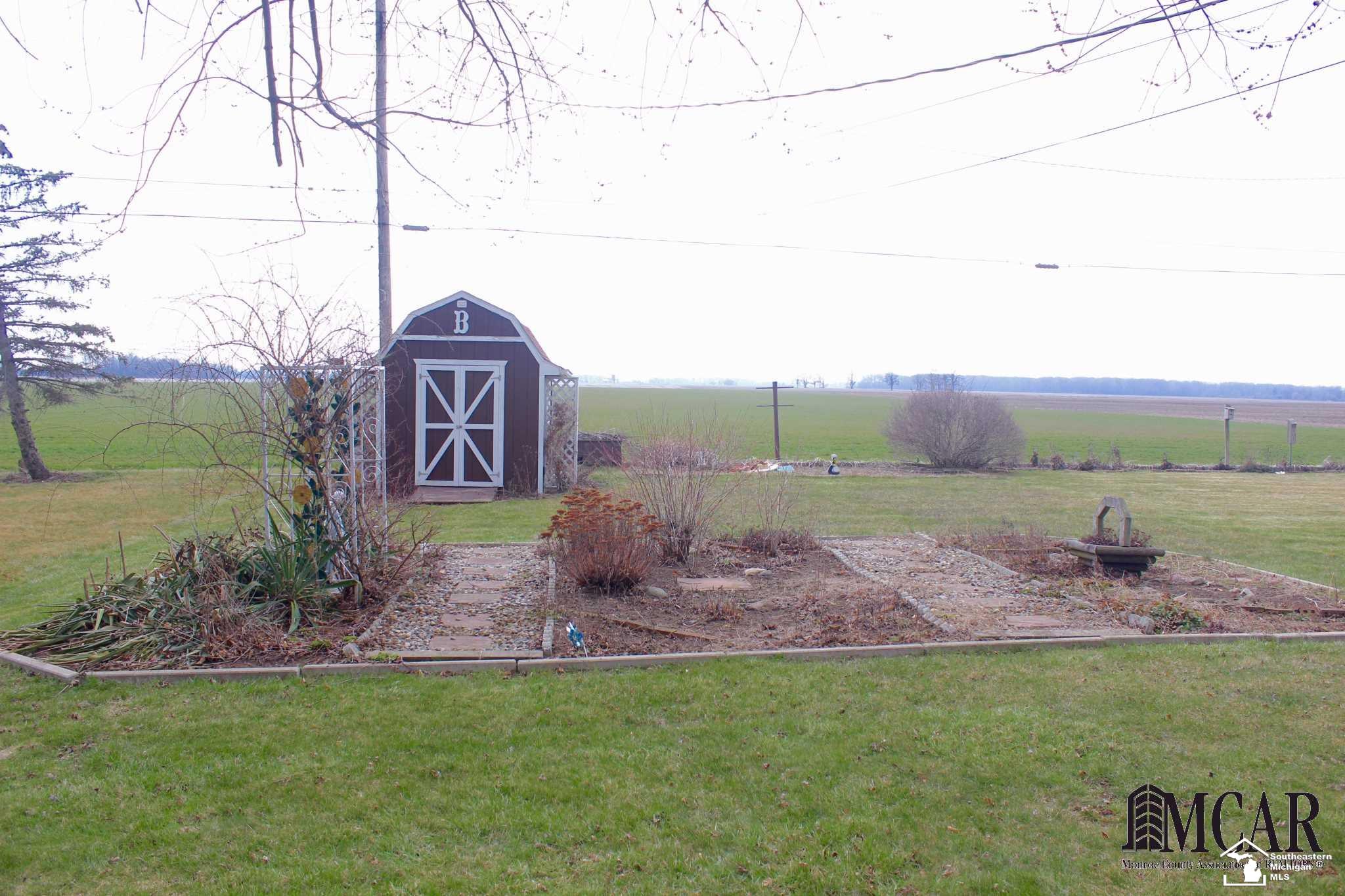 5313 South Custer Road Monroe, MI 48161 - Photo 7 of 43 21434228-6.JPG