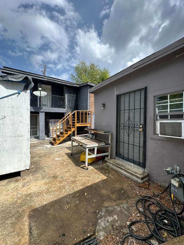 4406 Allen Street Houston, TX 77007 - Photo 2 of 19