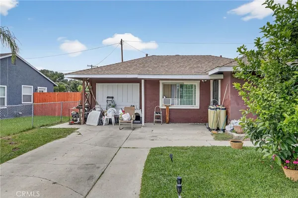 a view of a house with backyard porch and garden