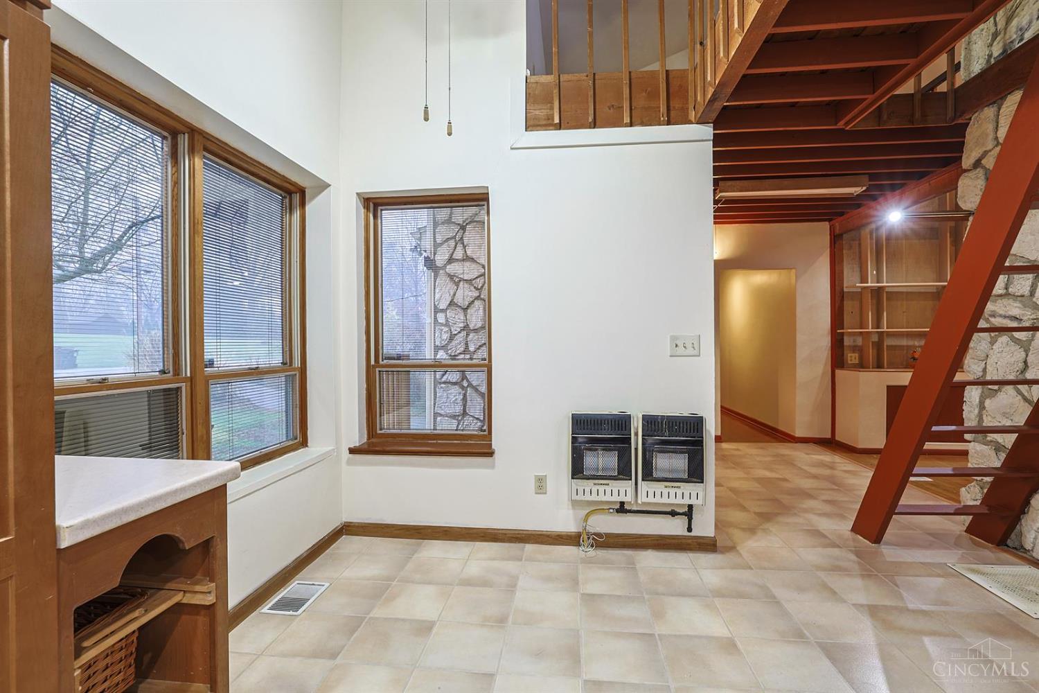8877 Wuest Road Cincinnati, OH 45251 - Photo 16 of 64
