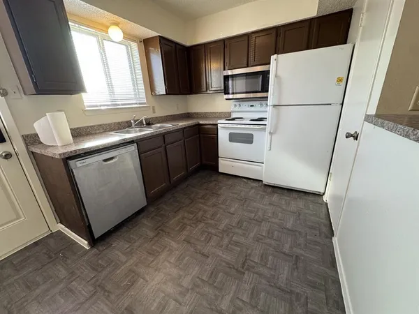 $1,300 | 2802 Wimbledon Court, Unit D, Garland, TX 75041