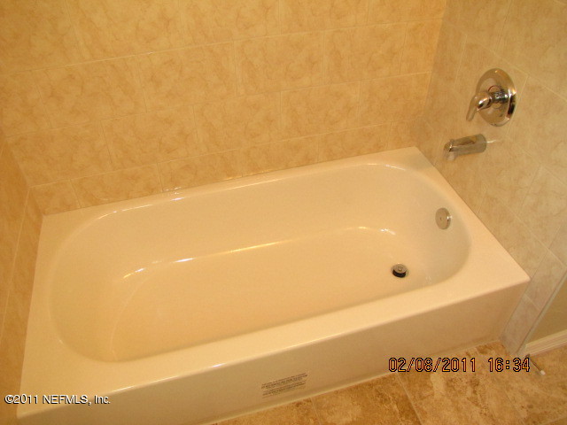 10459 Rutgers Road Jacksonville, FL 32218 - Photo 14 of 28 a bathroom with a bathtub