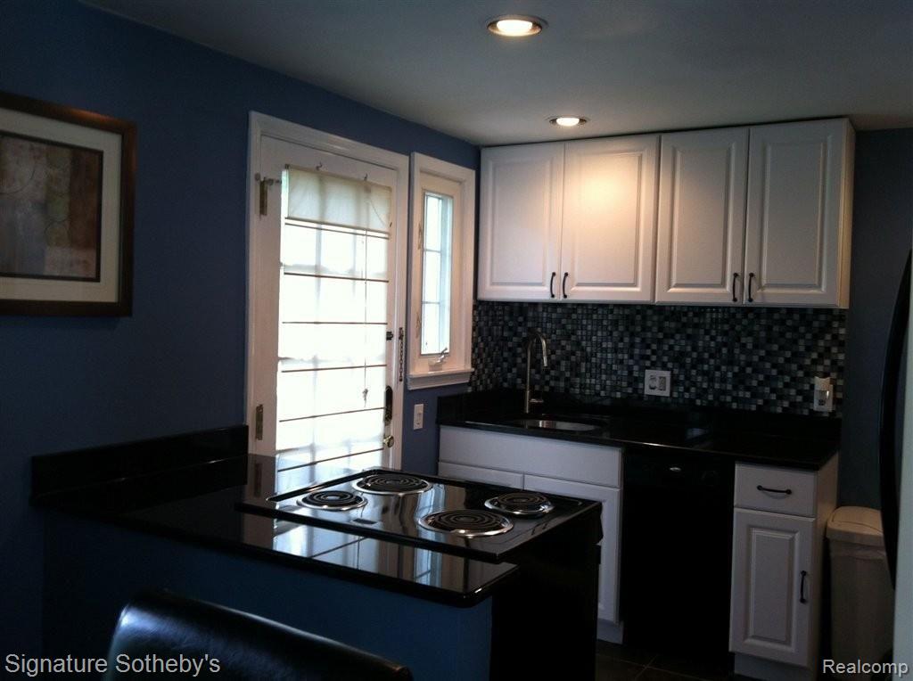 1778 Graefield Road, Unit 25 Birmingham, MI 48009 - Photo 6 of 11 kitchen 2.jpg