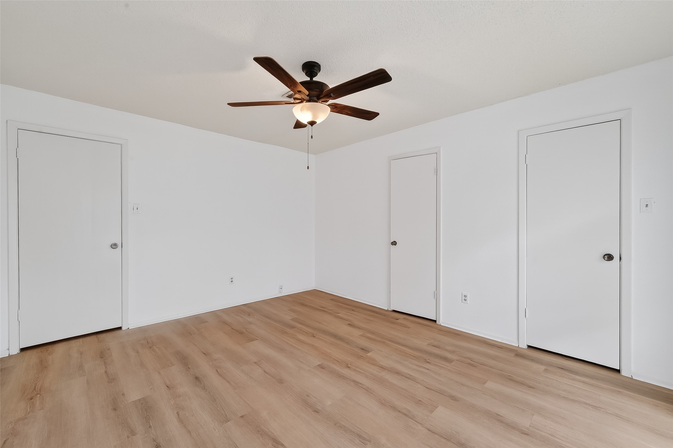 7861 Cook Road Houston, TX 77072 - Photo 13 of 20 a view of empty room with ceiling fan