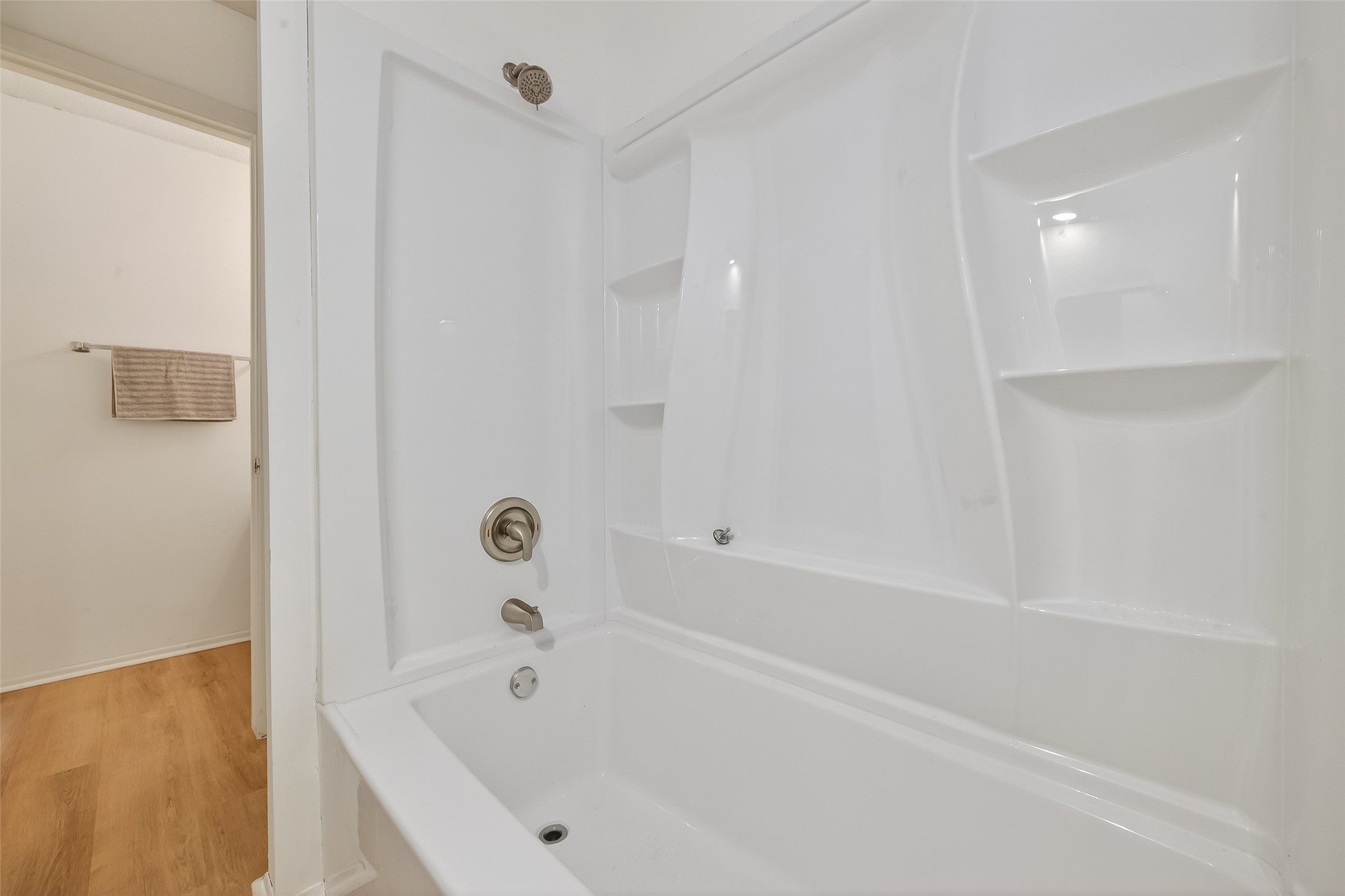 7861 Cook Road Houston, TX 77072 - Photo 15 of 20 a bathroom with a bathtub